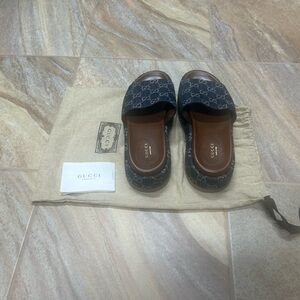 Gucci Angelina sandals in navy blue. Marked a size 38. Worn twice.